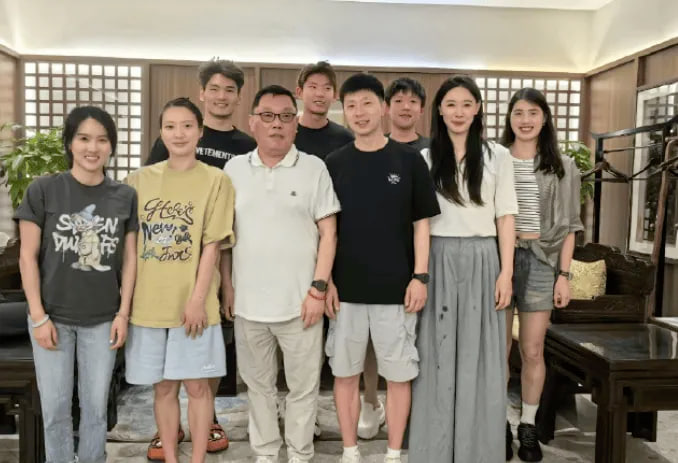 梦幻联动！马龙、王楚钦、张雨霏和孙一文一起合影留念